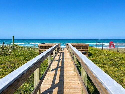 Seawoods Beach Retreat - Walk to Beach + Pools