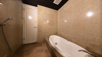 Chambre Triple Luxe, non-fumeurs | Salle de bain | Baignoire et douche séparées, sèche-cheveux, chaussons