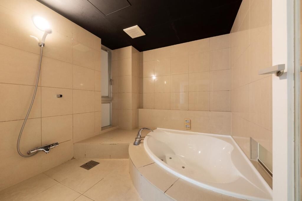 Habitación cuádruple Deluxe, para no fumadores | Baño | Tina y regadera independientes, secadora de cabello, pantuflas, toallas 