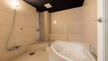Habitación cuádruple Deluxe, para no fumadores | Baño | Tina y regadera independientes, secadora de cabello, pantuflas, toallas