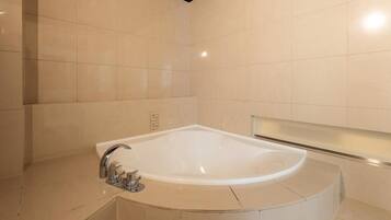 Chambre Quadruple Deluxe, non-fumeurs | Salle de bain | Baignoire et douche séparées, sèche-cheveux, chaussons