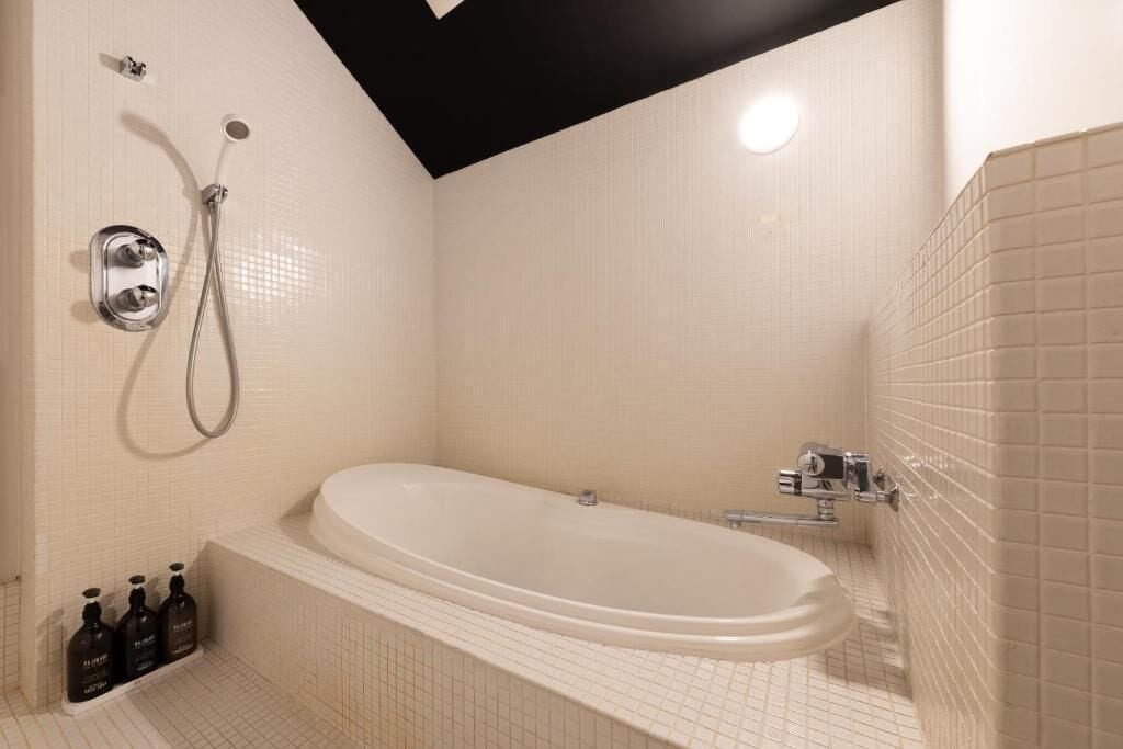 Suite Confort, para no fumadores | Baño | Tina y regadera independientes, secadora de cabello, pantuflas, toallas 