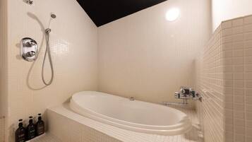 Suite Confort, para no fumadores | Baño | Tina y regadera independientes, secadora de cabello, pantuflas, toallas