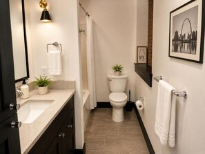 Haartrockner, Handtücher, Seife, Toilettenpapier