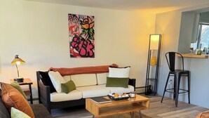 Unclassified image, 4 of 14, button - 2nd floor flat in the Midtown Arts District (Kingston)