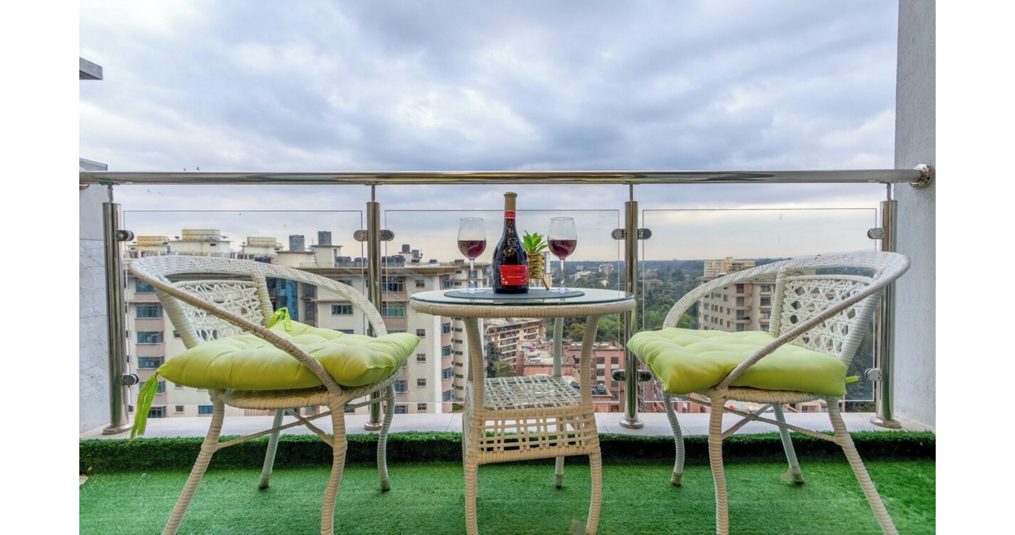 Deluxe-Apartment, Balkon, Stadtblick | Speisen im Freien