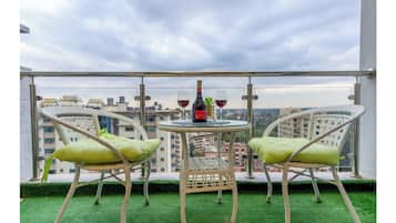 Deluxe-Apartment, Balkon, Stadtblick | Speisen im Freien