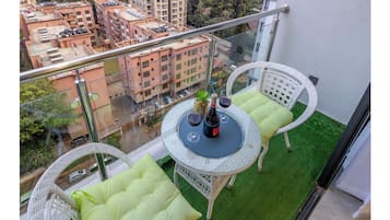 Deluxe-Apartment, Balkon, Stadtblick | Speisen im Freien