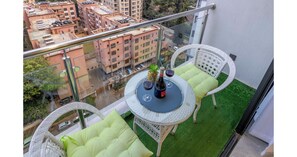 Apartemen Deluks, balkon, pemandangan kota | Tempat makan outdoor