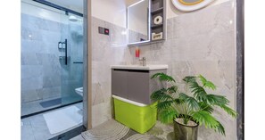 Apartemen Deluks, balkon, pemandangan kota | Kamar mandi | Perlengkapan mandi gratis, handuk, sabun, dan tisu toilet