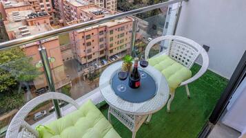 Appartement Deluxe, balcon, vue ville | Restauration extérieure