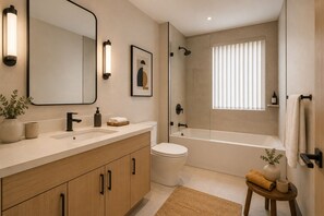 Basic-Zimmer, Stadtblick | Badezimmer | Kostenlose Toilettenartikel, Haartrockner, Handtücher, Seife