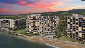 Un hotel moderno de muchas plantas, con piscina y vistas a la playa.