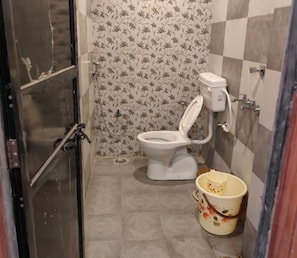 Dreibettzimmer | Badezimmer | Dusche, Handtücher, Seife