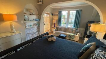 Exclusive Studio, 1 King Bed, Kitchen | Individually decorated, individually furnished, free WiFi, bed sheets