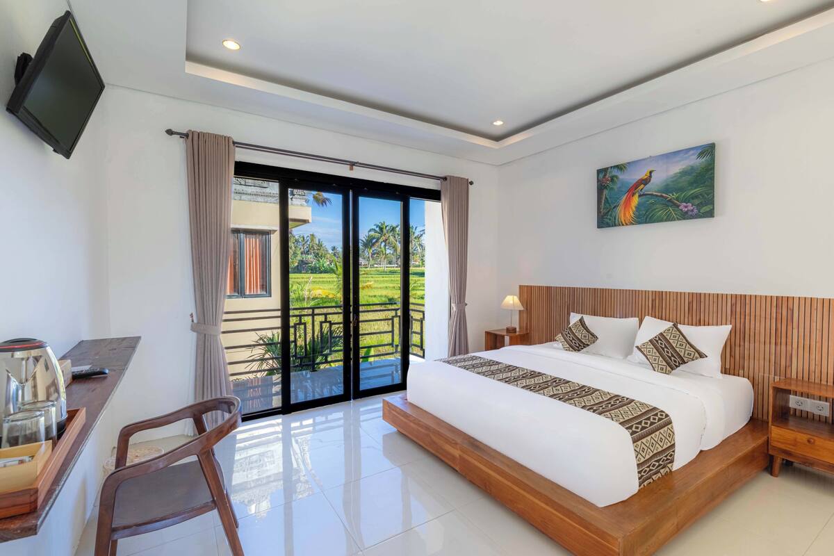 Quarto casal superior | Escrivaninha, roupa de cama