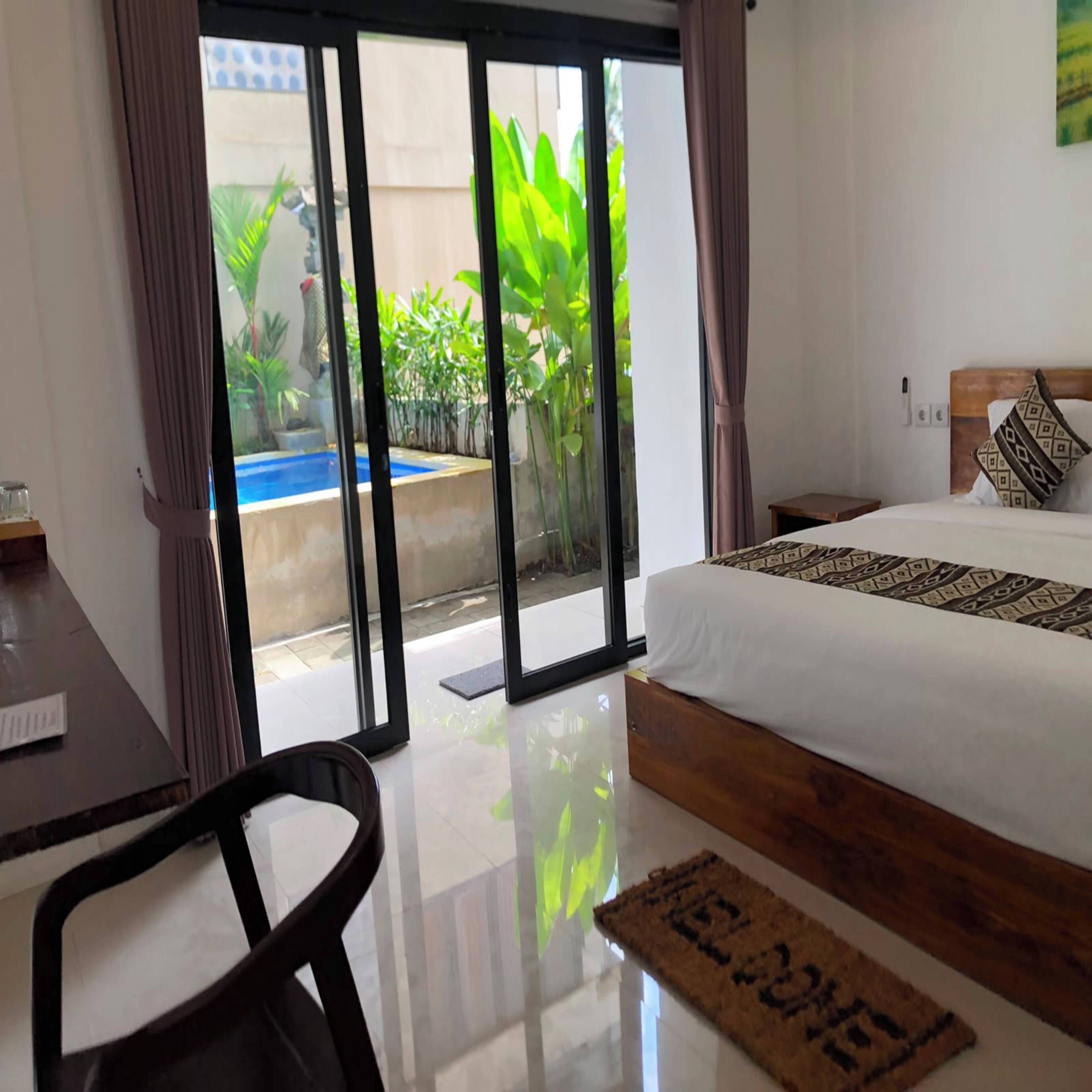 Habitación doble superior | Escritorio y ropa de cama