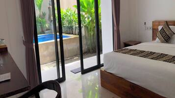 Habitación doble superior | Escritorio y ropa de cama