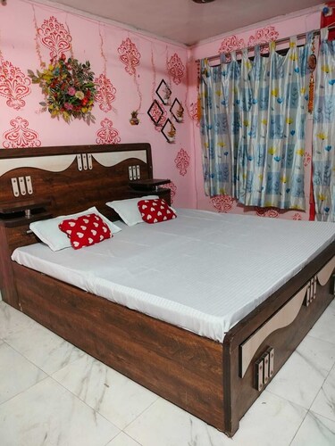 Revivo Radhe Krishna Guest House