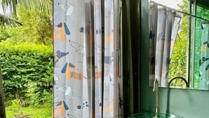 Biệt thự dành cho gia đình, ban công, quang cảnh sân vườn | Nội thất