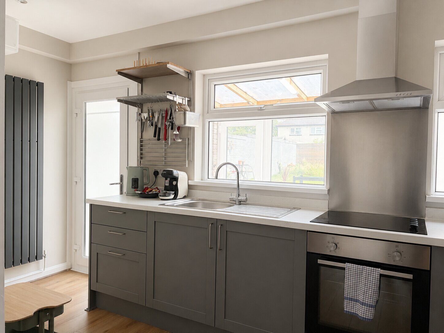 Fridge, microwave, oven, coffee/tea maker