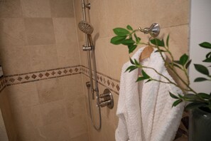 Ducha, secador de pelo, toallas y jabón