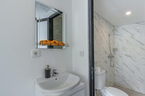 Free toiletries, hair dryer, towels, soap - Wolu 1BR Canggu Pool Villa Parking Wifi (Bali)