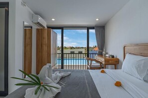 In-room safe, desk, laptop workspace, soundproofing - Wolu 1BR Canggu Pool Villa Parking Wifi (Bali)
