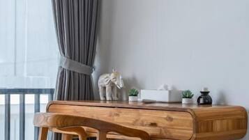 Caja de seguridad en la habitación y escritorio