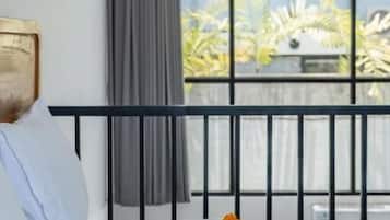 Resortwoning, balkon, uitzicht op binnenplaats | Een kluis op de kamer, een bureau, een laptopwerkplek