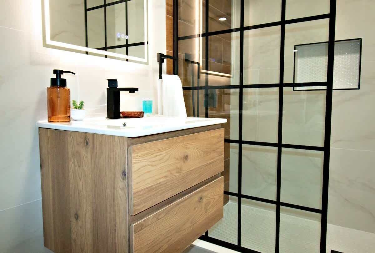 Chuveiro, secador de cabelo, toalhas de banho, shampoo