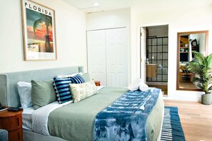 Room - New King GH|PetsOK|PrivEnt|Pvt FncdYard+Tub+W/D+FP (Orlando)