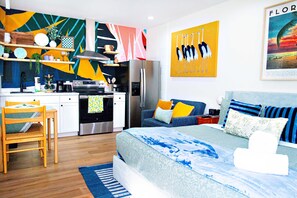 Room - New King GH|PetsOK|PrivEnt|Pvt FncdYard+Tub+W/D+FP (Orlando)