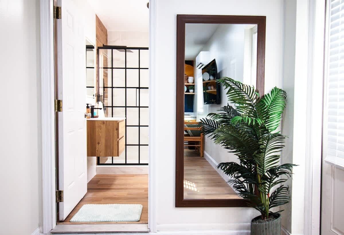 Chuveiro, secador de cabelo, toalhas de banho, shampoo