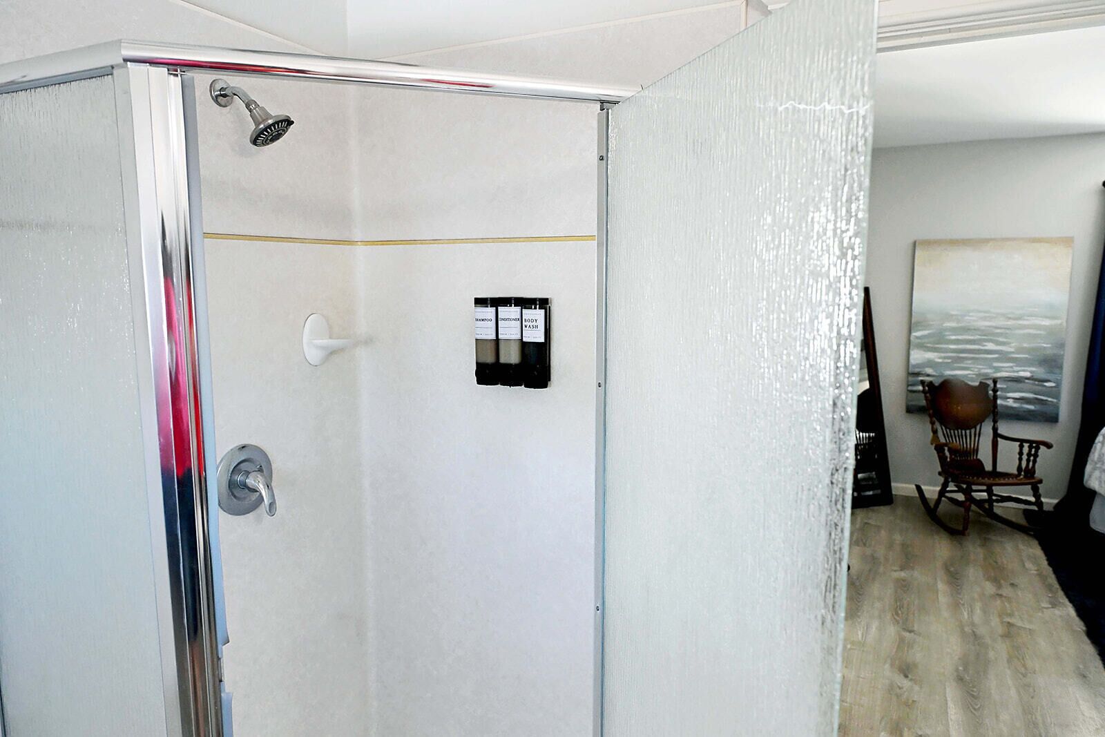Dusche, umweltfreundliche Kosmetikartikel, Haartrockner, Handtücher