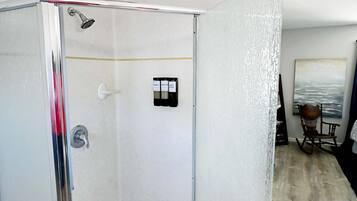 Dusche, umweltfreundliche Kosmetikartikel, Haartrockner, Handtücher