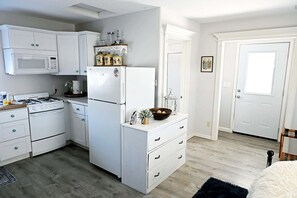 Private kitchen - Gem Studio with full private kitchen steps from charming Old Town Clovis (Clovis)