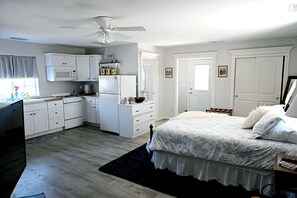 Room - Gem Studio with full private kitchen steps from charming Old Town Clovis (Clovis)