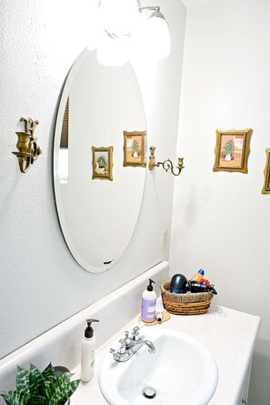 Eco-friendly toiletries - Gem Studio with full private kitchen steps from charming Old Town Clovis (Clovis)