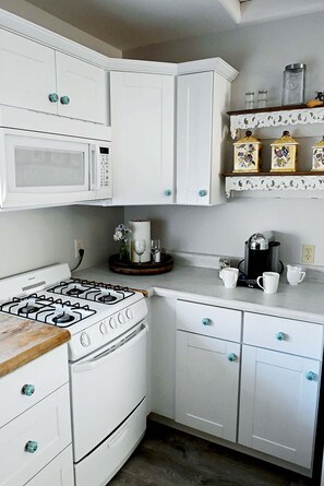 Kaffetrakter/tekoker, kjøleskap, mikrobølgeovn og ovn