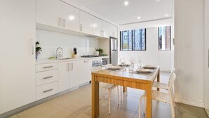 Dining - Modern 2BR 3 min to Central Station FREE Parking (Chippendale)
