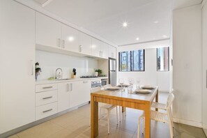 Dining - Modern 2BR 3 min to Central Station FREE Parking (Chippendale)