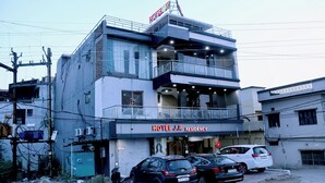 Un edificio de varios pisos con un letrero que dice 'HOTEL J.P RESIDENCY'.