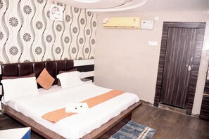Egyptian cotton sheets, premium bedding, memory foam beds, desk - HOTEL J P RESIDENCY (Datia)