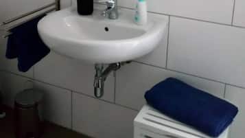 Chuveiro, toalhas de banho