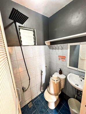 Deluxe Villa | Phòng tắm | Buồng tắm vòi sen, vòi sen phun mưa, đồ dùng nhà tắm miễn phí 