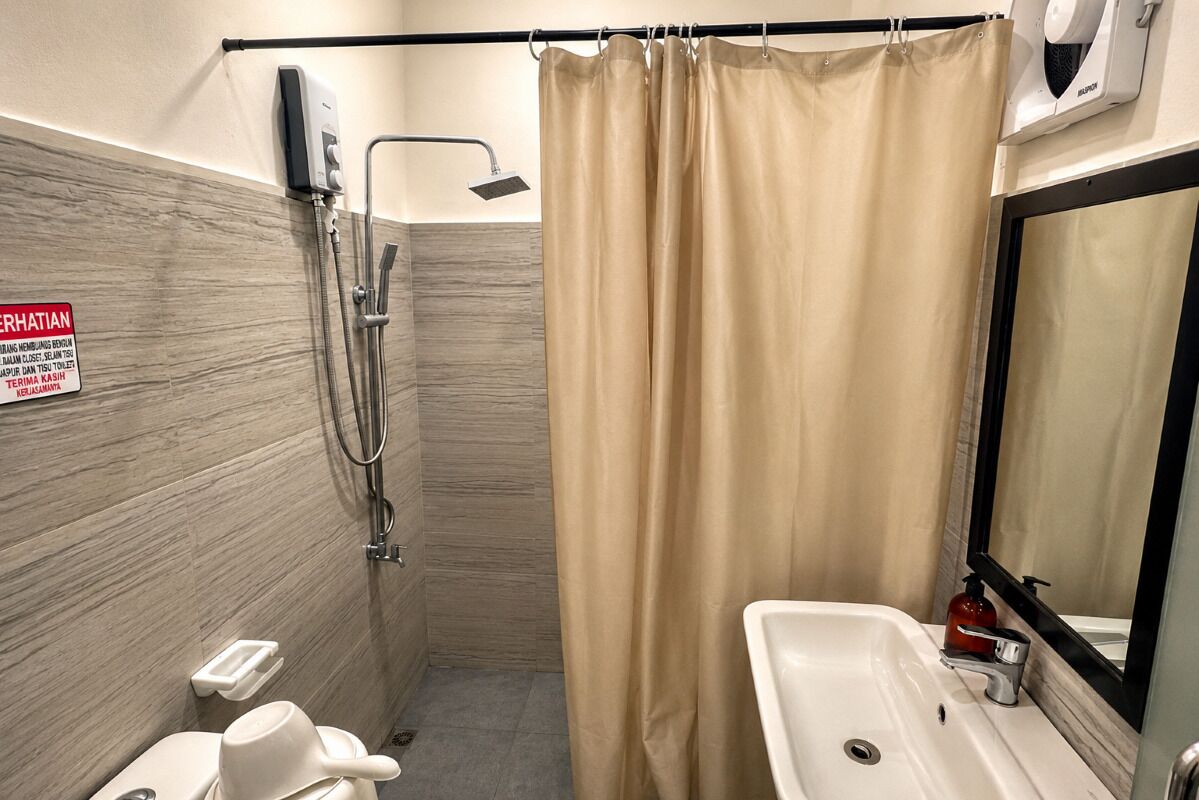 Deluxe Quadruple Room | Bathroom | Shower, rainfall showerhead, free toiletries, bidet