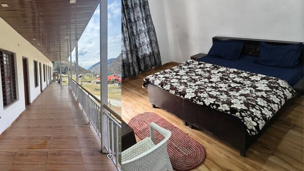 Un dormitorio con cama, ventana y vista a un paisaje montañoso.