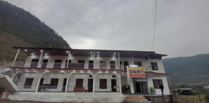 Phòng, ban công, quang cảnh đồi núi | Ngoại thất