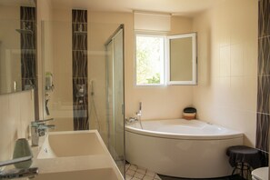 Douche, baignoire à remous, séchoir à cheveux, serviettes fournies